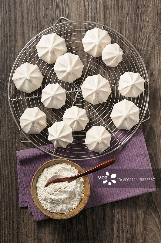 冷却架上的蛋白酥皮饼干图片素材