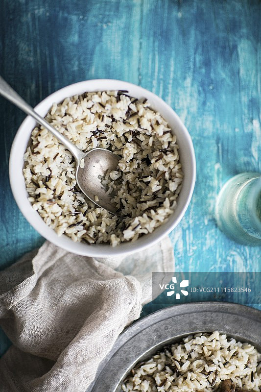 碗中的天然稻米和野生稻米（俯视图）图片素材