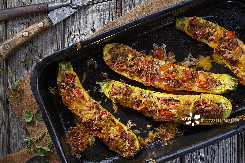 烤盘中的酿黄色西葫芦（俯视）图片素材