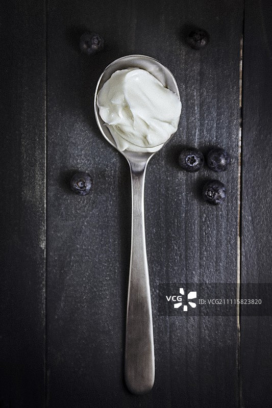 勺子上的酸奶和蓝莓图片素材