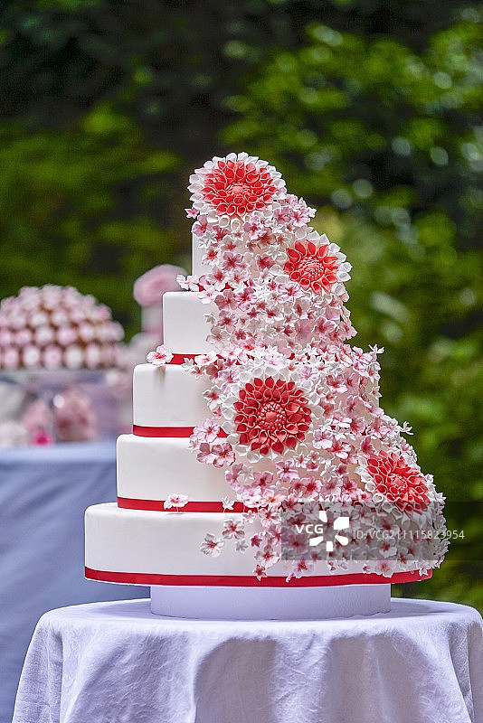 多层鲜花装饰夏季婚礼蛋糕图片素材