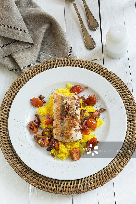 藏红花米饭、西红柿和洋葱三文鱼图片素材