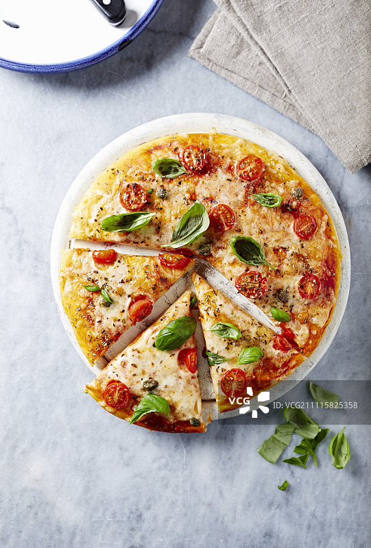 奶酪披萨配樱桃番茄和刺山柑图片素材