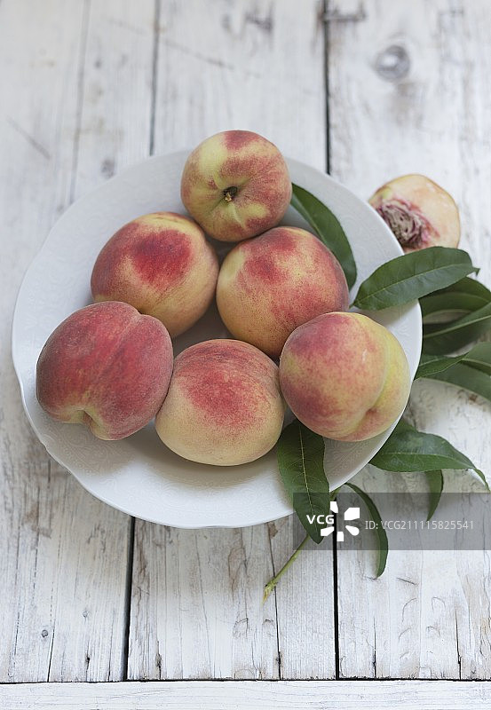 盘中带叶的鲜桃图片素材