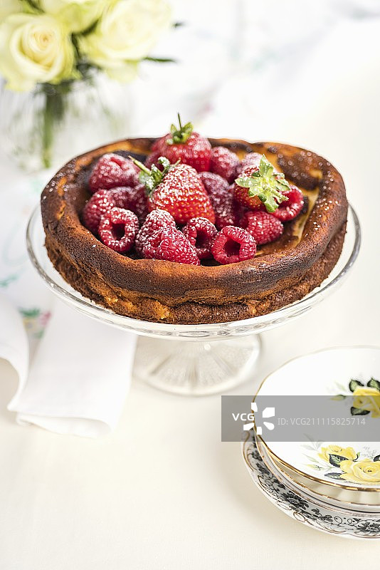 低脂夸克奶酪蛋糕配新鲜浆果图片素材