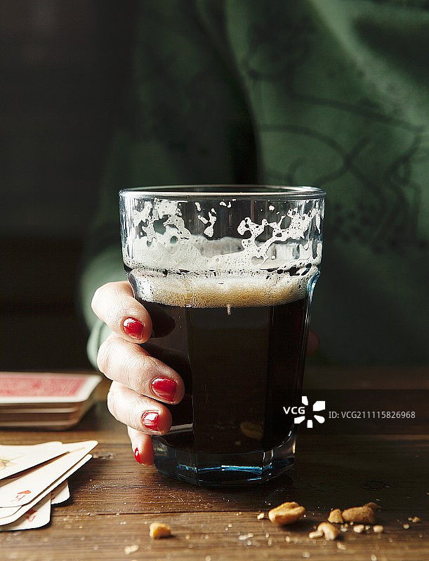 女士手持吉尼斯黑啤图片素材