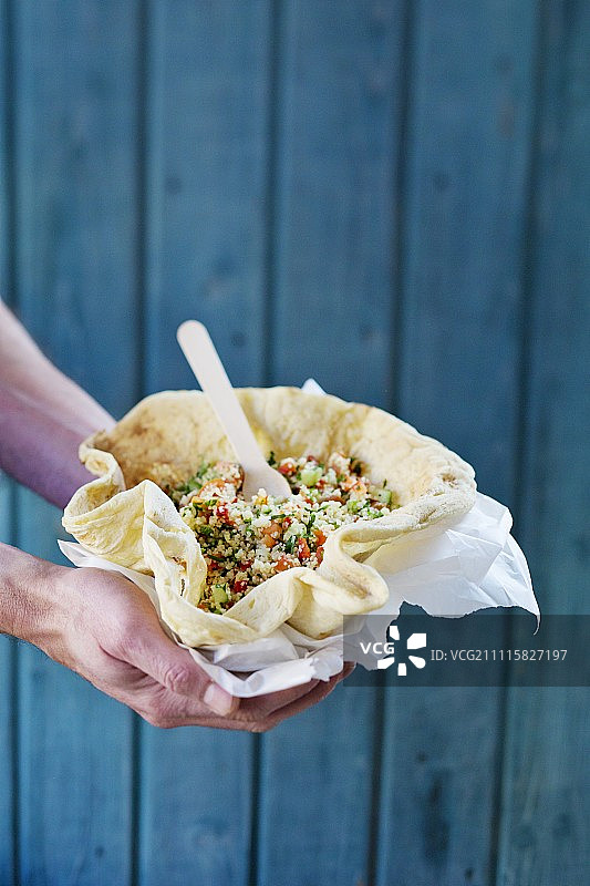 皮塔饼碗里的塔布勒沙拉图片素材