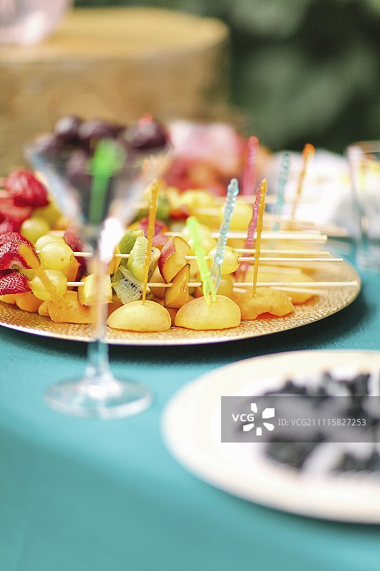 花园餐桌上的水果串图片素材