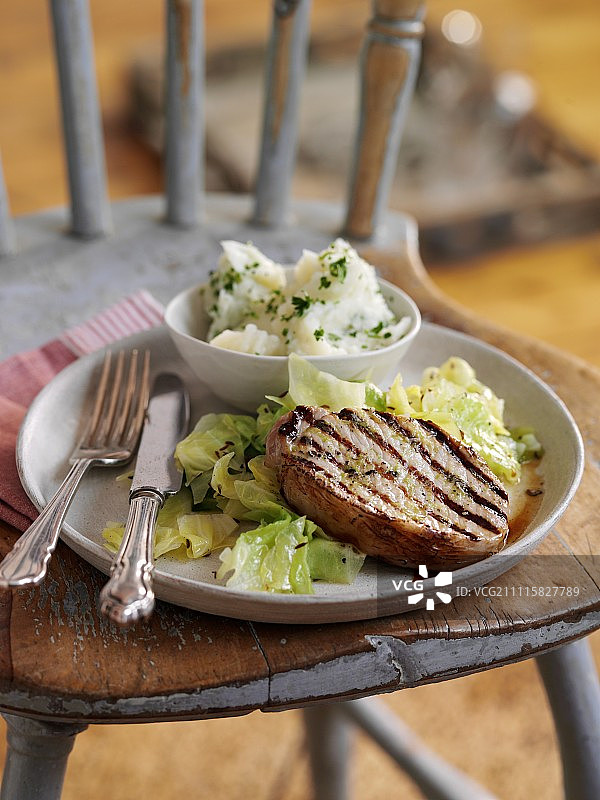 腌制猪排配青柠、姜、芥末和土豆泥图片素材