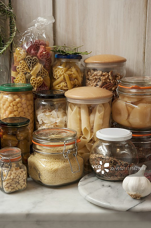 食品储藏室静物：谷物、坚果、果酱、橄榄、水果和扁豆图片素材