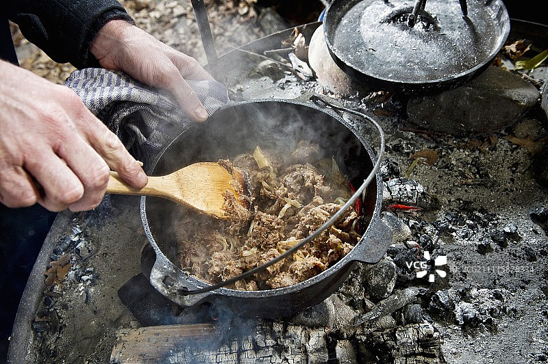 如何用荷兰烤箱在壁炉上烹饪肉类菜肴图片素材