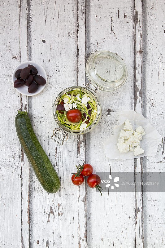 玻璃罐中的西葫芦面条搭配番茄、羊乳酪和橄榄图片素材