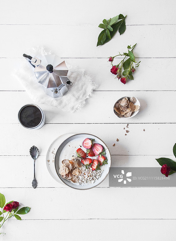 酸奶碗，含草莓和膨化藜麦，俯视图片素材