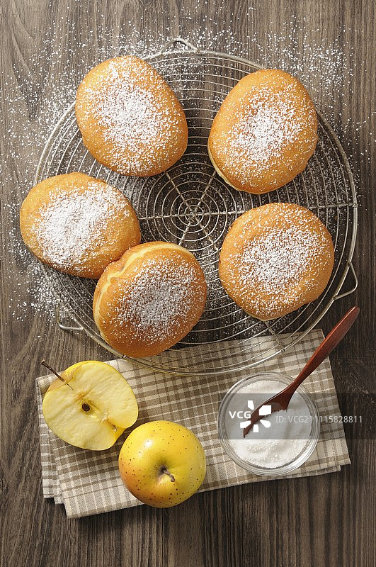 冷却架上的苹果甜甜圈图片素材