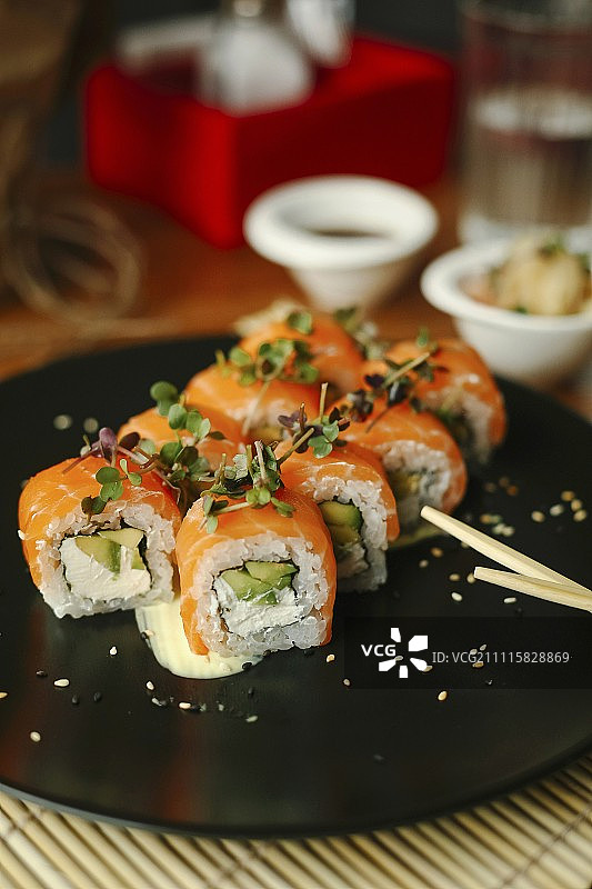 三文鱼牛油果鲜奶酪香草寿司卷图片素材