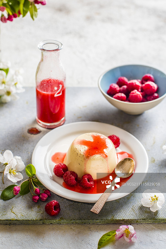 新鲜覆盆子覆盆子酱意式奶冻图片素材