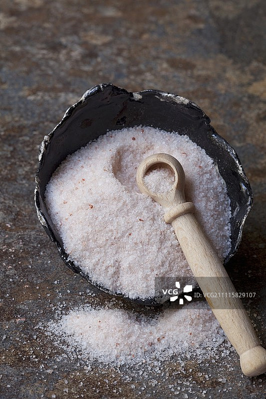 碗中盛放的喜马拉雅精制盐和木勺图片素材