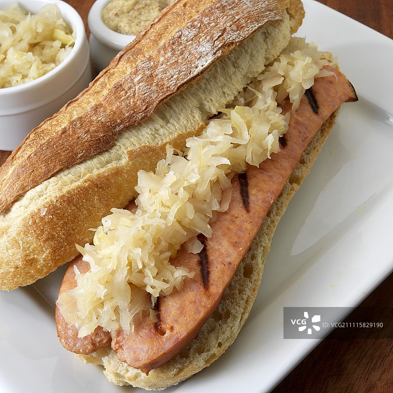 烤肉串和酸菜三明治（波兰）图片素材