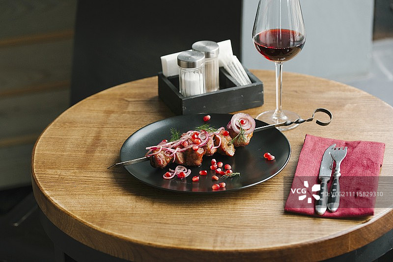 配有石榴籽、洋葱和莳萝的烤猪肉串图片素材