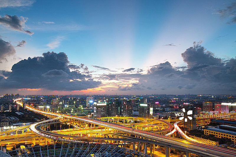 鸟瞰上海环形立交桥日落图片素材