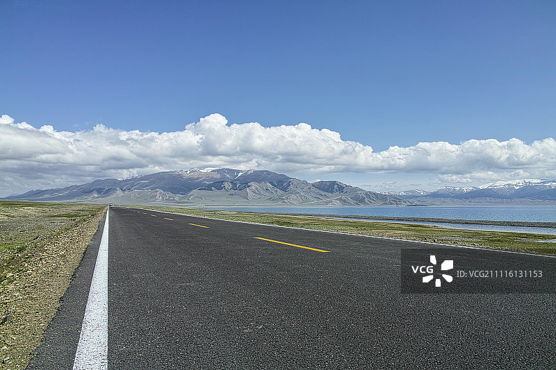新疆塞里木湖边的公路图片素材