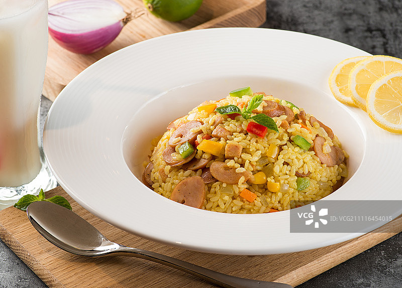咖喱香肠炒饭图片素材