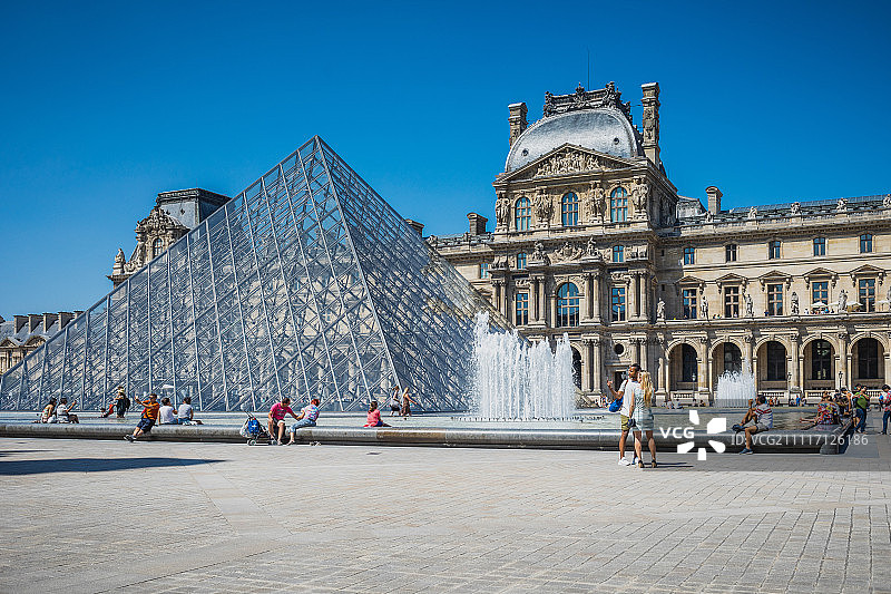 卢浮宫玻璃金字塔图片素材