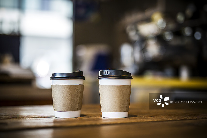 桌上的外带咖啡杯图片素材