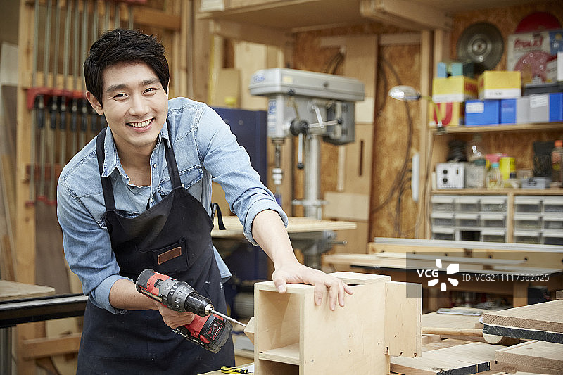 在车间工作的木匠图片素材