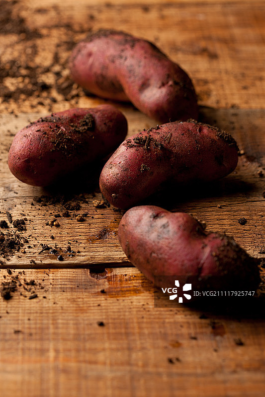 带泥土的新鲜红薯图片素材