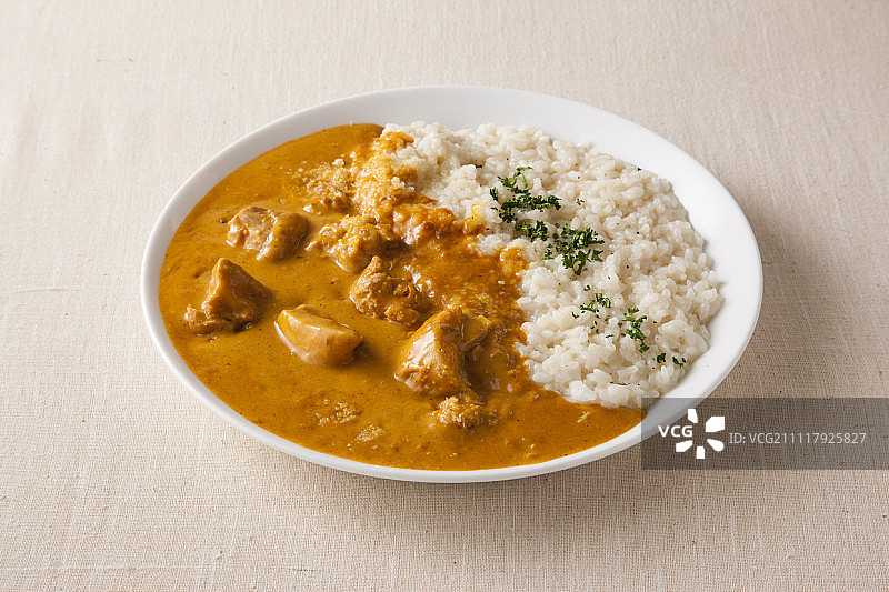 白色桌布上的鸡肉咖喱饭图片素材