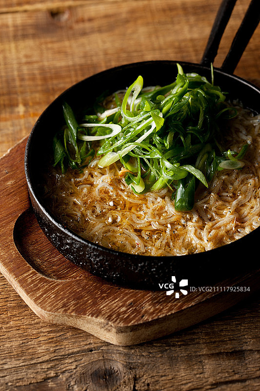 和风香葱小银鱼西班牙海鲜煮图片素材