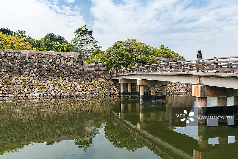 日本大阪城天守阁倒影图片素材