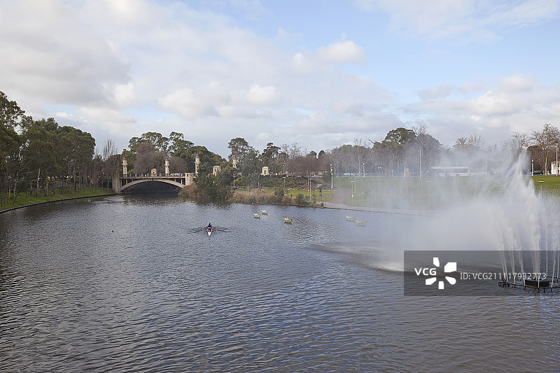 澳大利亚南澳大利亚州阿德莱德市中心托伦斯湖和埃尔德公园图片素材