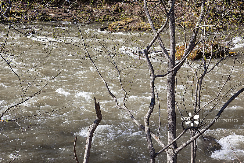 日本北海道上川町大雪山层云峡流经流星瀑布的石狩川图片素材