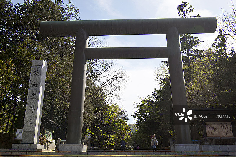 北海道神宫鸟居入口，位于日本北海道札幌市圆山公园图片素材