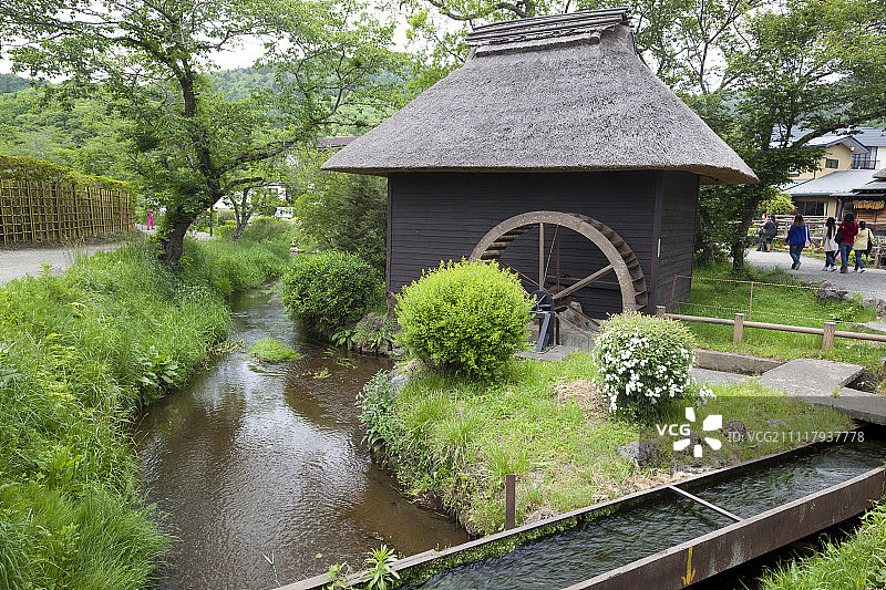 日本山梨县忍野八海古老水车小屋图片素材