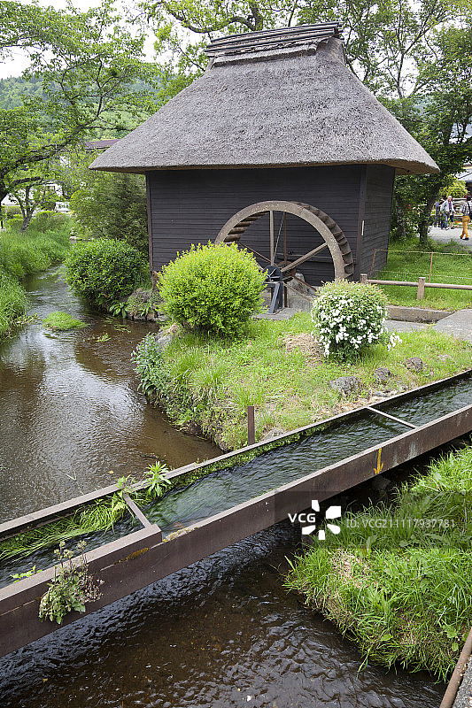 日本山梨县忍野八海古老水车小屋图片素材