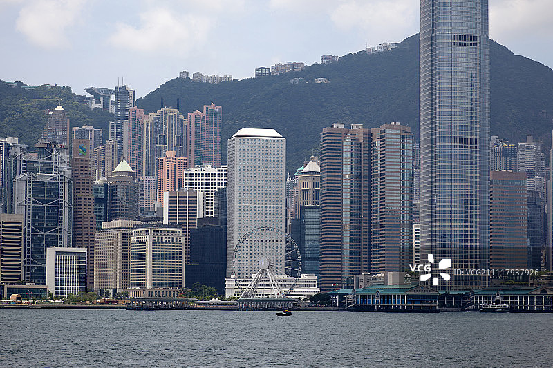 从尖沙咀九龙观望香港中环天际线图片素材