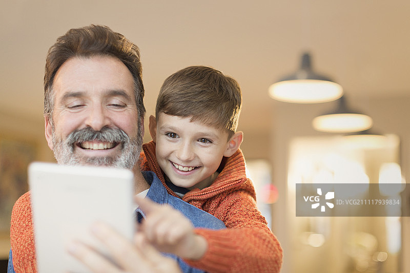 父子共享平板电脑，享受亲子时光图片素材