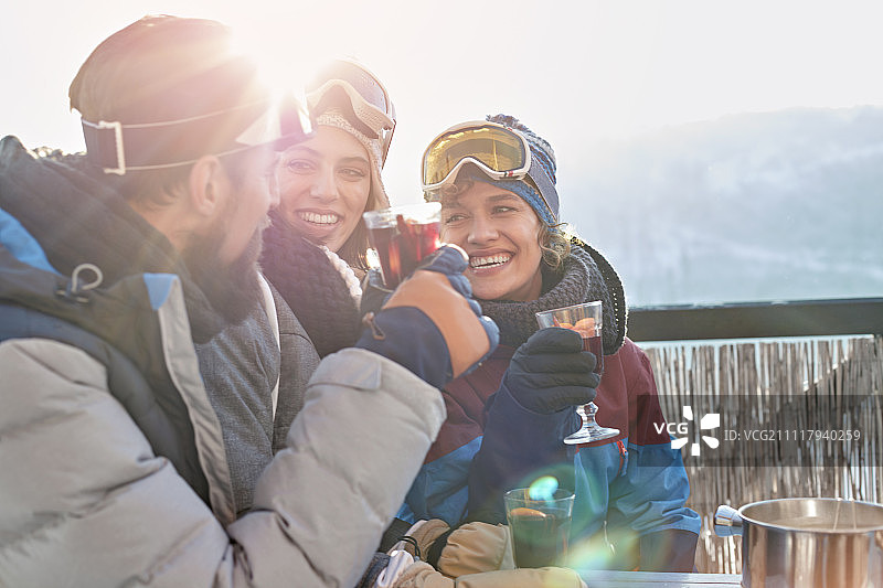 滑雪后喝鸡尾酒的微笑滑雪朋友图片素材