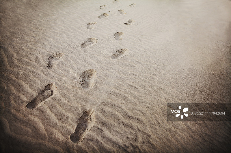 沙滩上的脚印图片素材