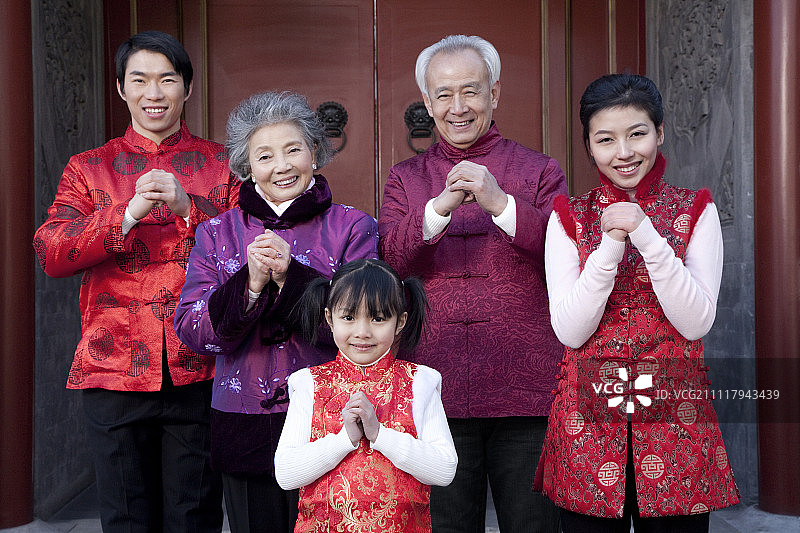 家庭庆祝中国新年图片素材