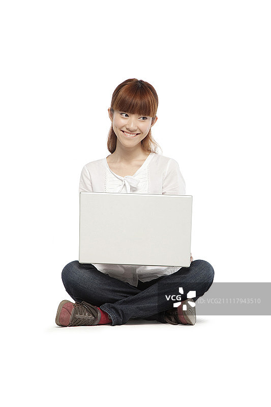 年轻女人使用笔记本电脑图片素材