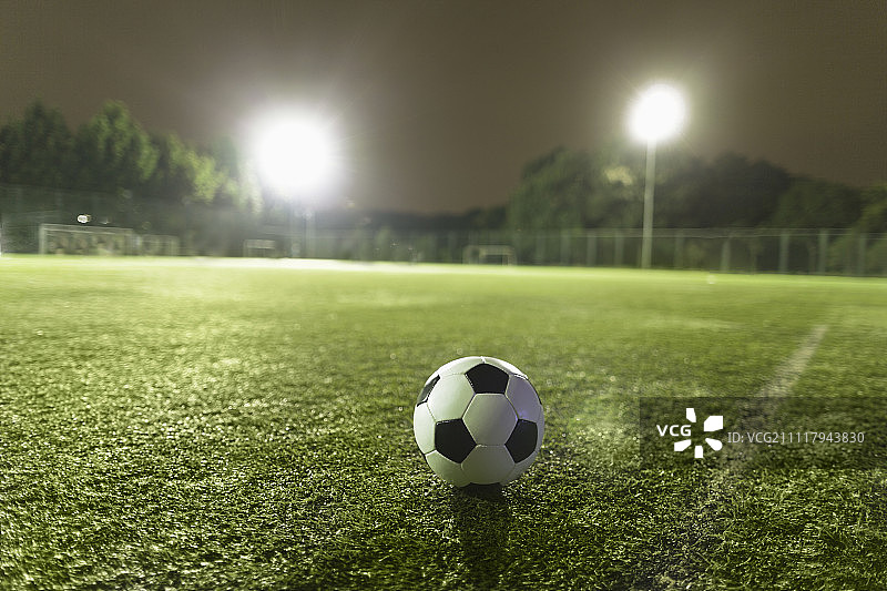运动场上的足球图片素材
