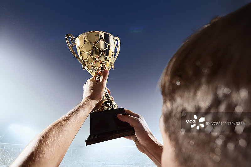 手持奖杯的运动员图片素材
