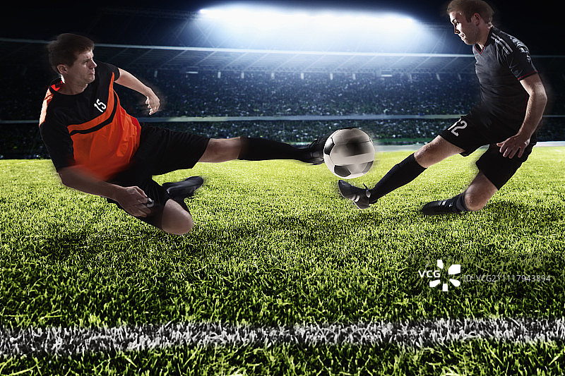 两名足球运动员踢足球图片素材