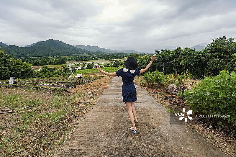 泰国拜县旅行中的女青年背影图片素材