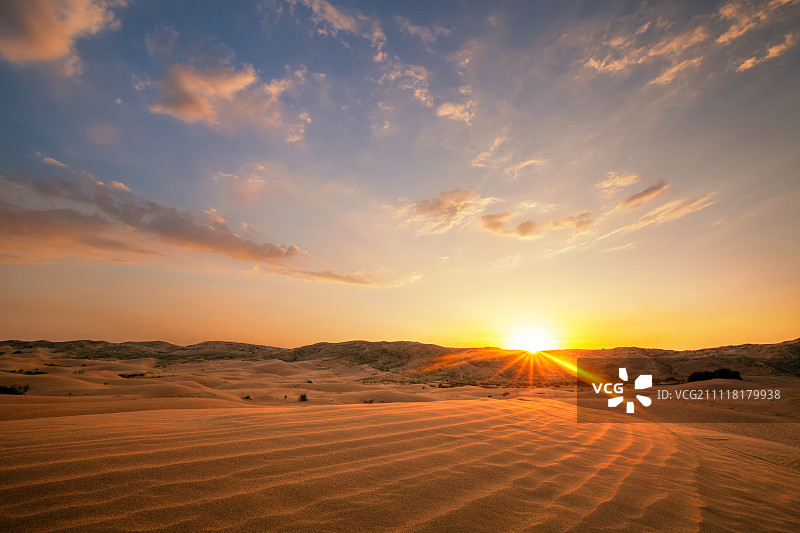 阳光下的沙漠图片素材