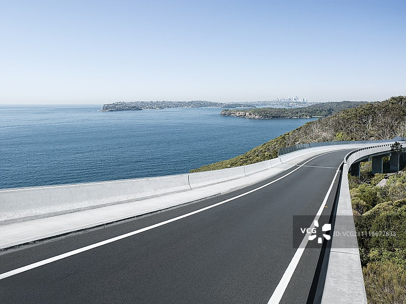 远处城市中的沿海桥梁图片素材